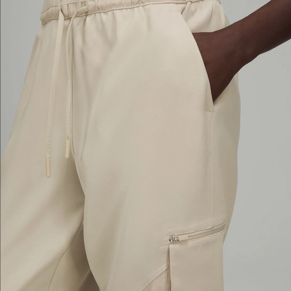 ❗️ISO❗️Lululemon Relaxed Mid-Rise Cargo Crop in Raw Linen - Size 4 - NWT / NWOT - Picture 4 of 6